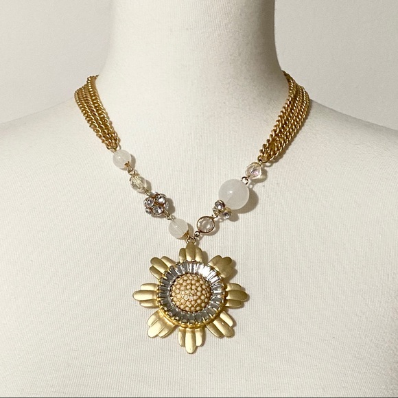 Jewelry - Flower Pendant Gold Chain Necklace